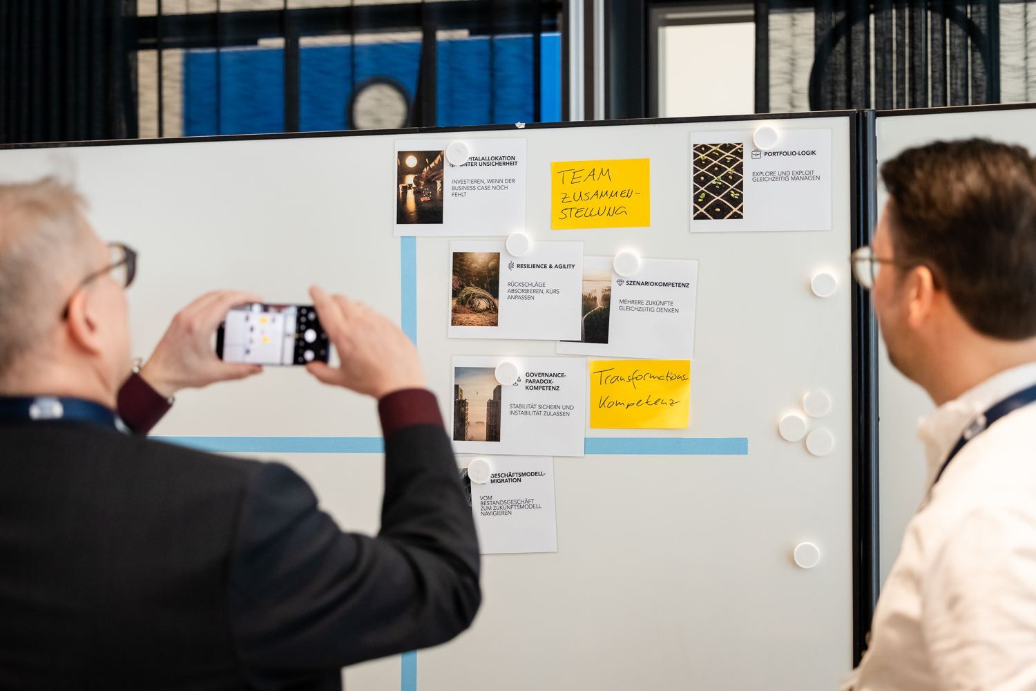 Board Summit 2026 – Teilnehmer fotografiert Workshop-Ergebnisse zum Kompetenzprofil
